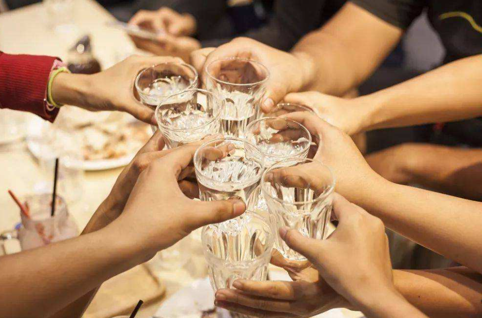 想喝粮食酒买不起茅台的，4款良心酒建议家里常备点，长辈都爱喝