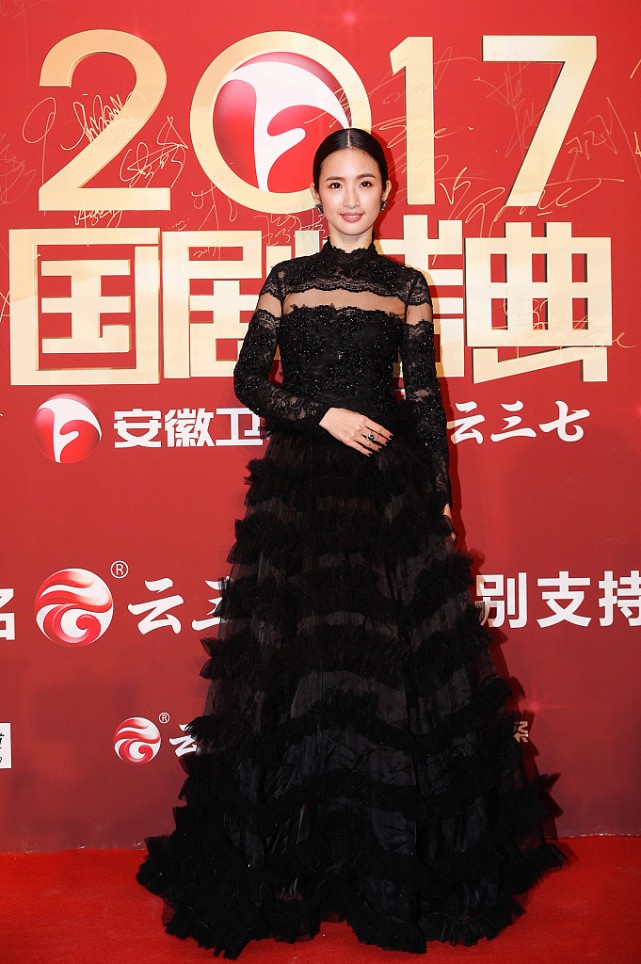 林依晨好高贵，一袭黑色蕾丝蛋糕长裙优雅动人，娃娃脸也能hold住