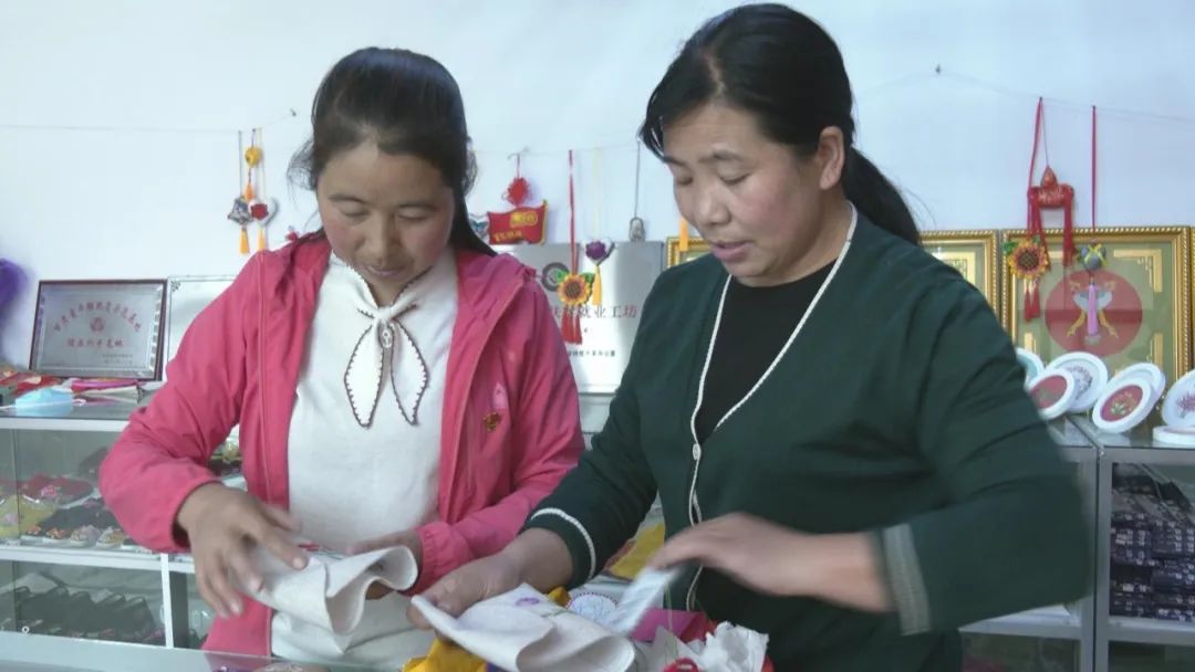 【劳模风采】高彩梅：巧手绣出新生活