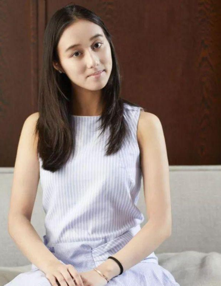 "天选之女"何超欣:赌王最宠爱的女儿,长相酷似利智惹质疑