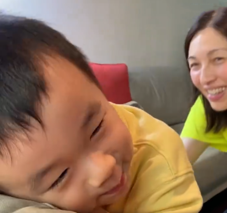 古巨基妻儿近照曝光，2岁儿子越长大越像老爸，为妈妈唱歌过节