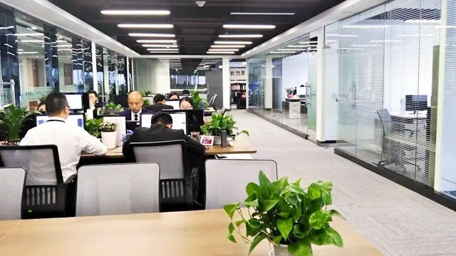 双胞胎姐妹同时考上大学，15年没买过新衣服，全穿亲友资助的旧装