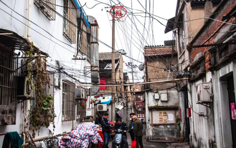 一个80后上海“土著”家庭的窘境：年薪40万还住着50平的老弄堂