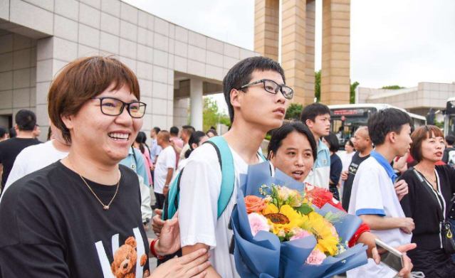 中考和高考当天，家长有必要“全天陪考”吗？机智的家长这样做