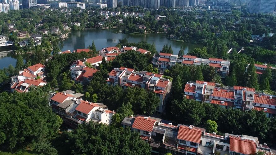 中国最有钱的女房东，一月收租2个亿，分前夫200亿，给女儿500亿