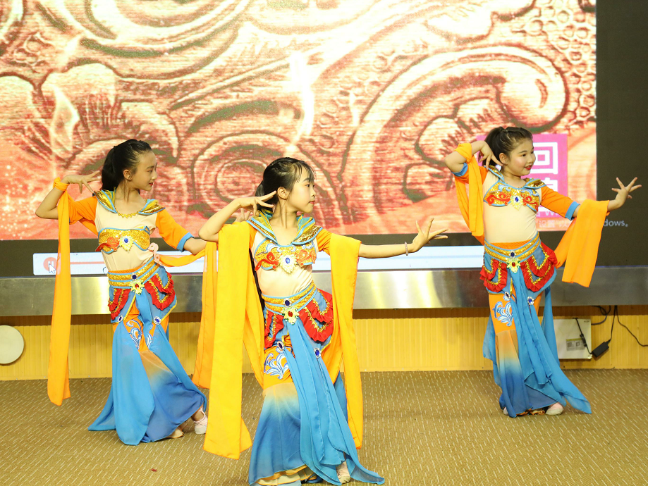 煎茶小学全校同步观看“清凉一夏、音悦你我”“云”音乐会直播