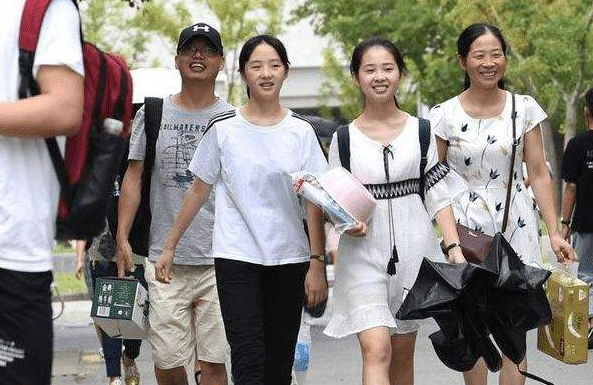 大学生活揭开了很多同学的自卑，不是因为不够努力，现实很无奈