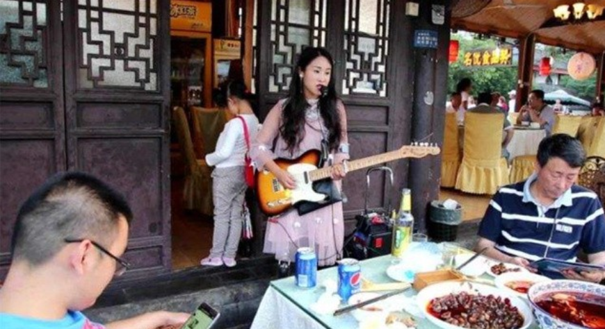 安徽女子舍命救夫，失去双腿后被丈夫抛弃，她如今怎样了？