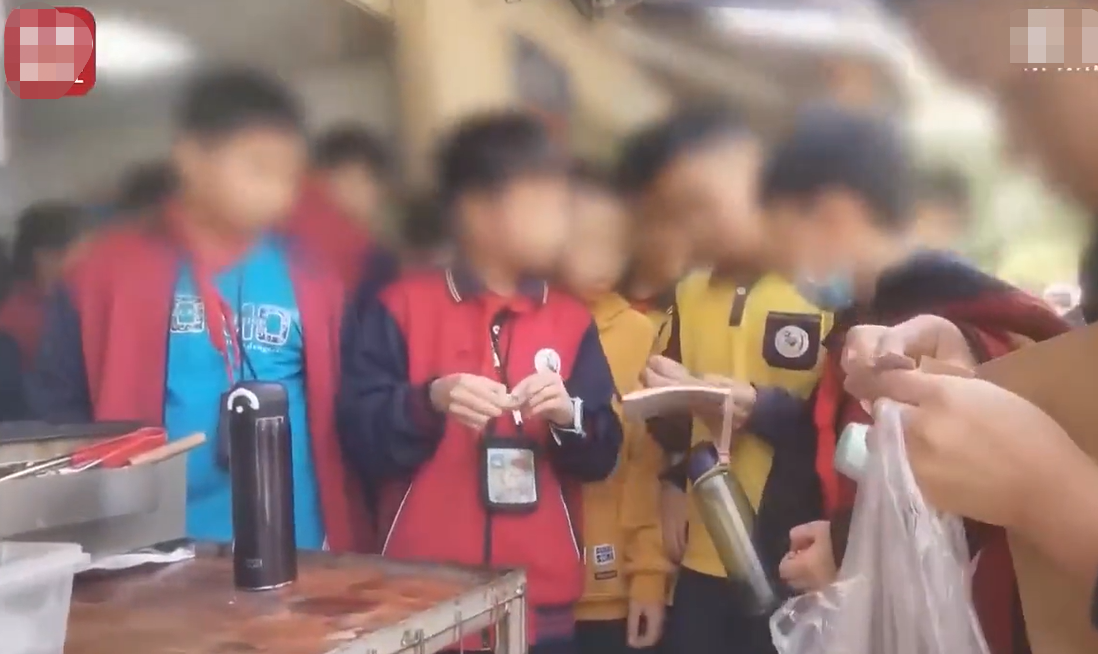 两分钟花10元！小学生抽奖成“瘾”，小卖部老板空手套白狼