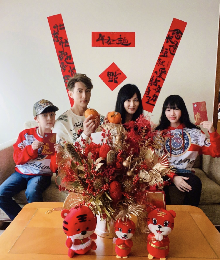 吴尊一家首次在中国过春节，夫妻庆祝相爱26周年，送花送吻超浪漫