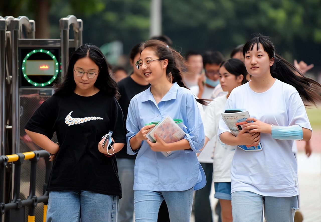 上海市发布通知，2022年高考延期一个月举行，考生“喜中含愁”