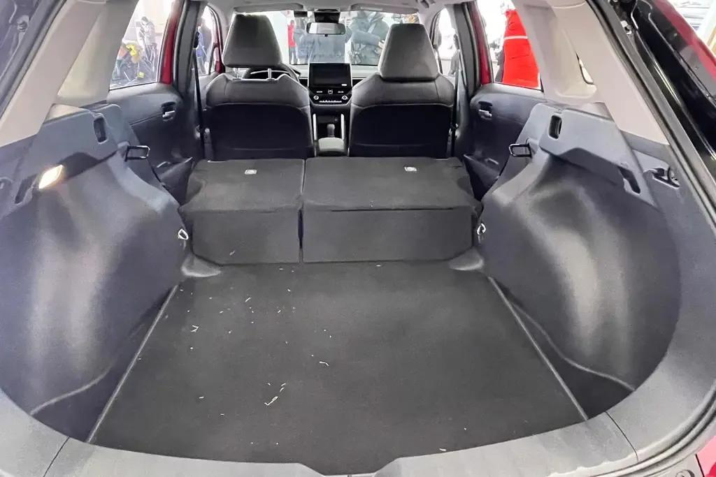 后排座位放倒后效果总结:从目前卡罗拉锐放的预售价可以看出,入门级低