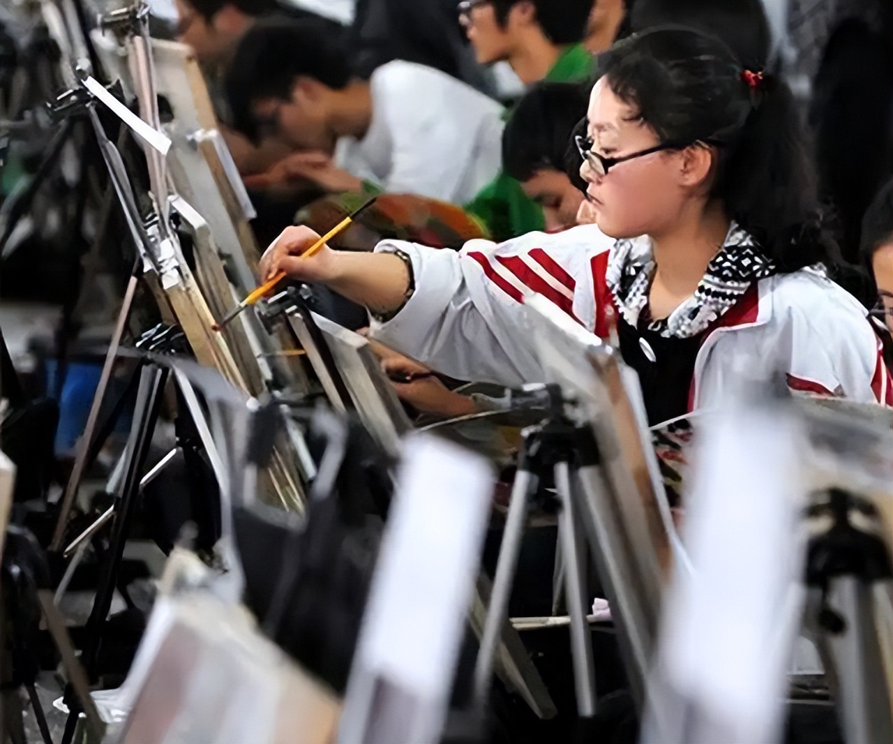 宋晓峰女儿高考359考上北电，数学46分仍激动痛哭，长相很出众