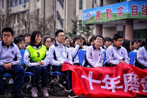 22年浙江进行“首场高考”，57万学生奔赴考场，网友却觉得不合理