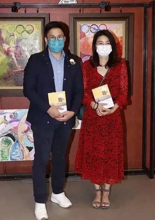 郭晶晶罕见与婆婆同现活动，她印花红裙温柔似水，婆婆一看就强势