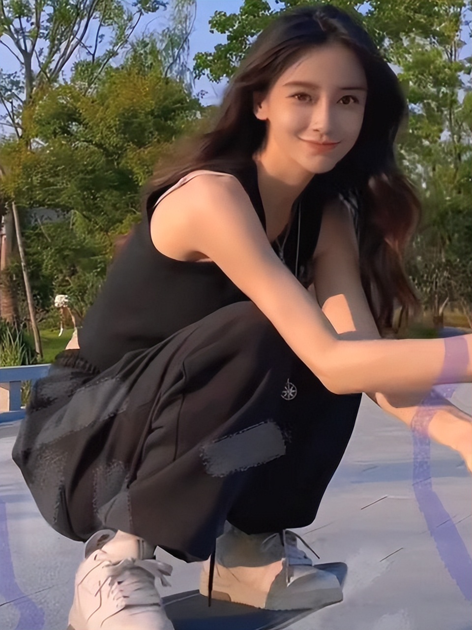 杨颖六一晒滑板，黑色吊带无意露肩带，腰肢纤细运动裤松垮挂不住