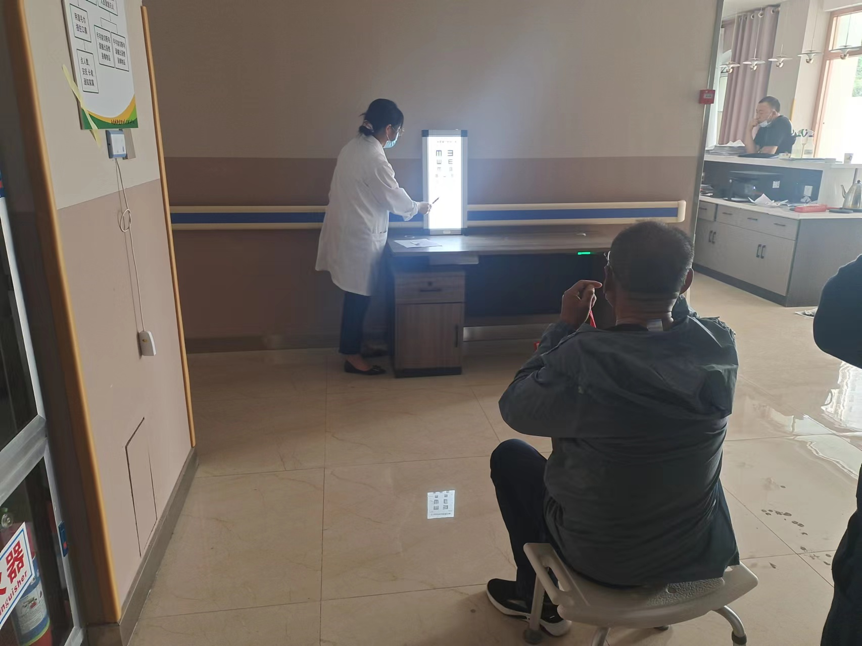 眼科义诊进社区 贴心服务暖人心