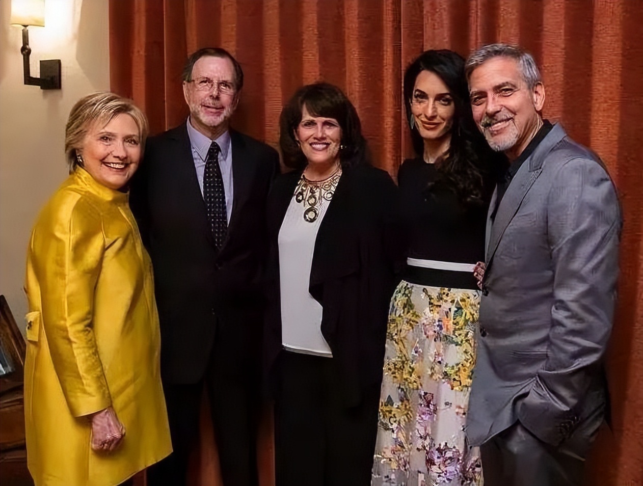 最美律师艾莫：打败21位情敌让奥巴马作证，治好恐婚症奥斯卡影帝