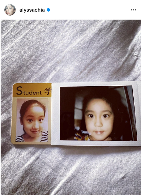 17岁梧桐妹低调庆生，晒自拍越长越像亲爸爸，与狗合影身边无亲人