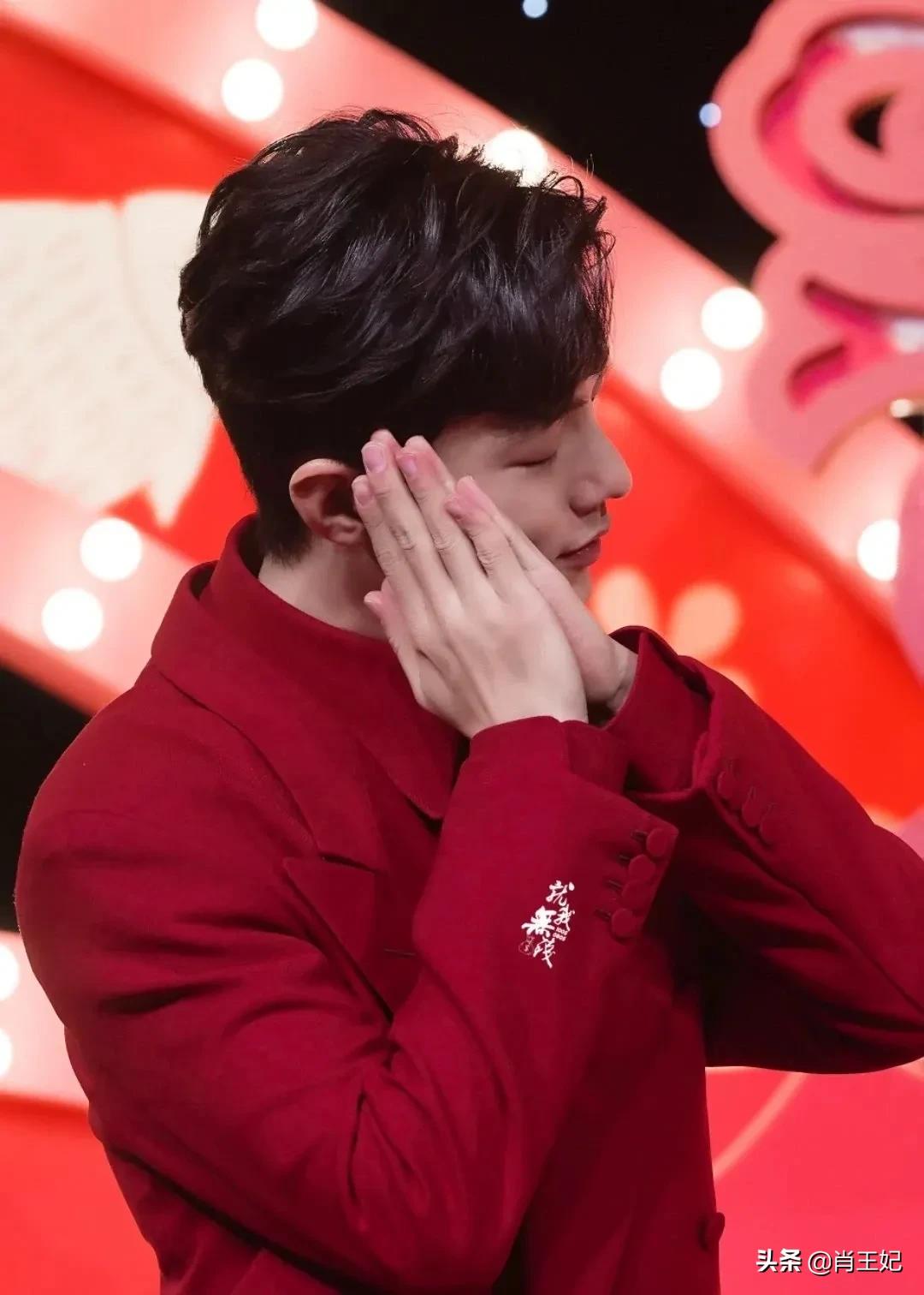 桃桃的一组生图,肖战的眼睛真好看,灵气逼人鲜花与少年绝配