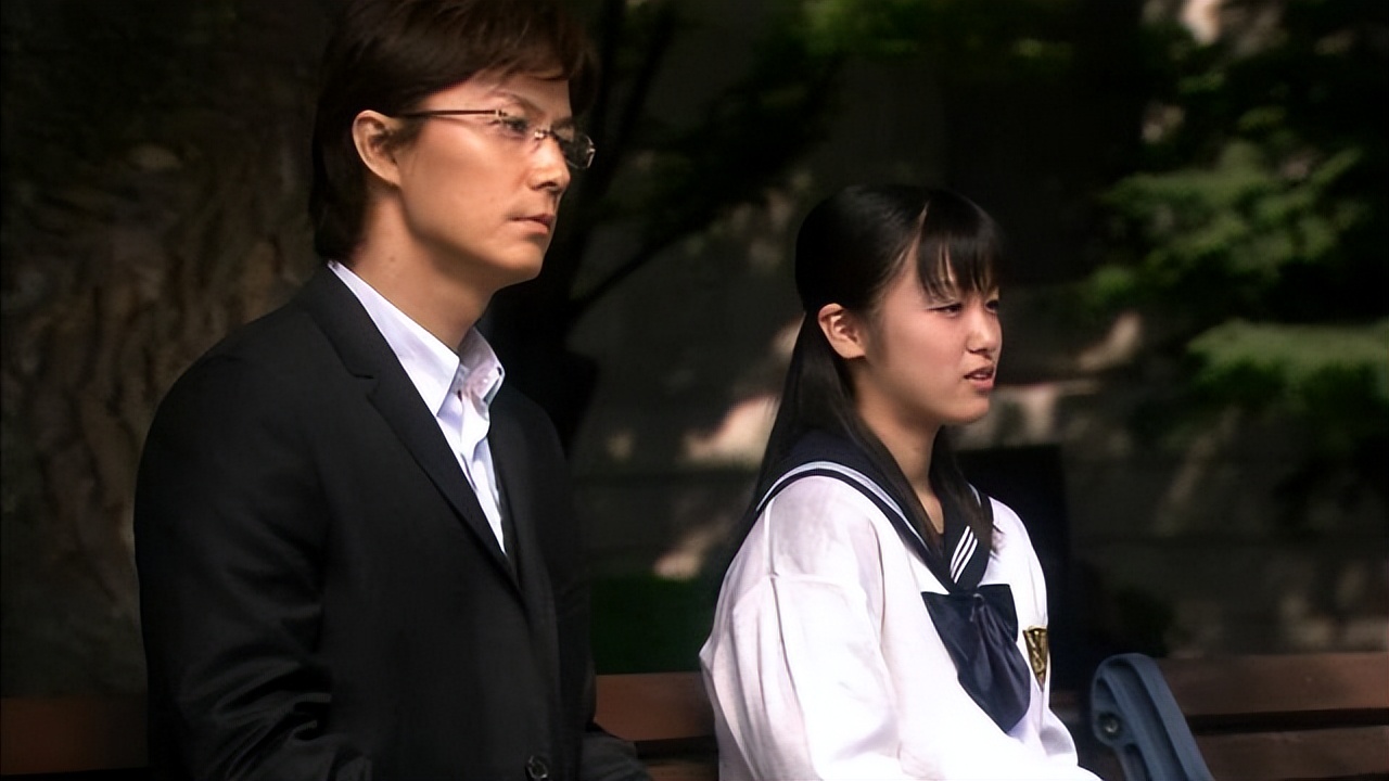 女大学生爱上比自己大十几岁的教师，意外发现对方脚踏几条船