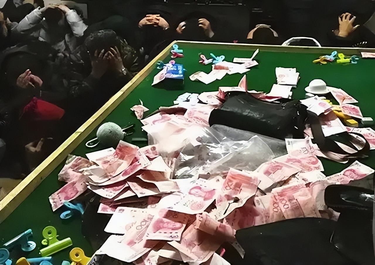 2000年她开赌场赚千万、包养16个男友，谁是重庆黑老大背后的人？