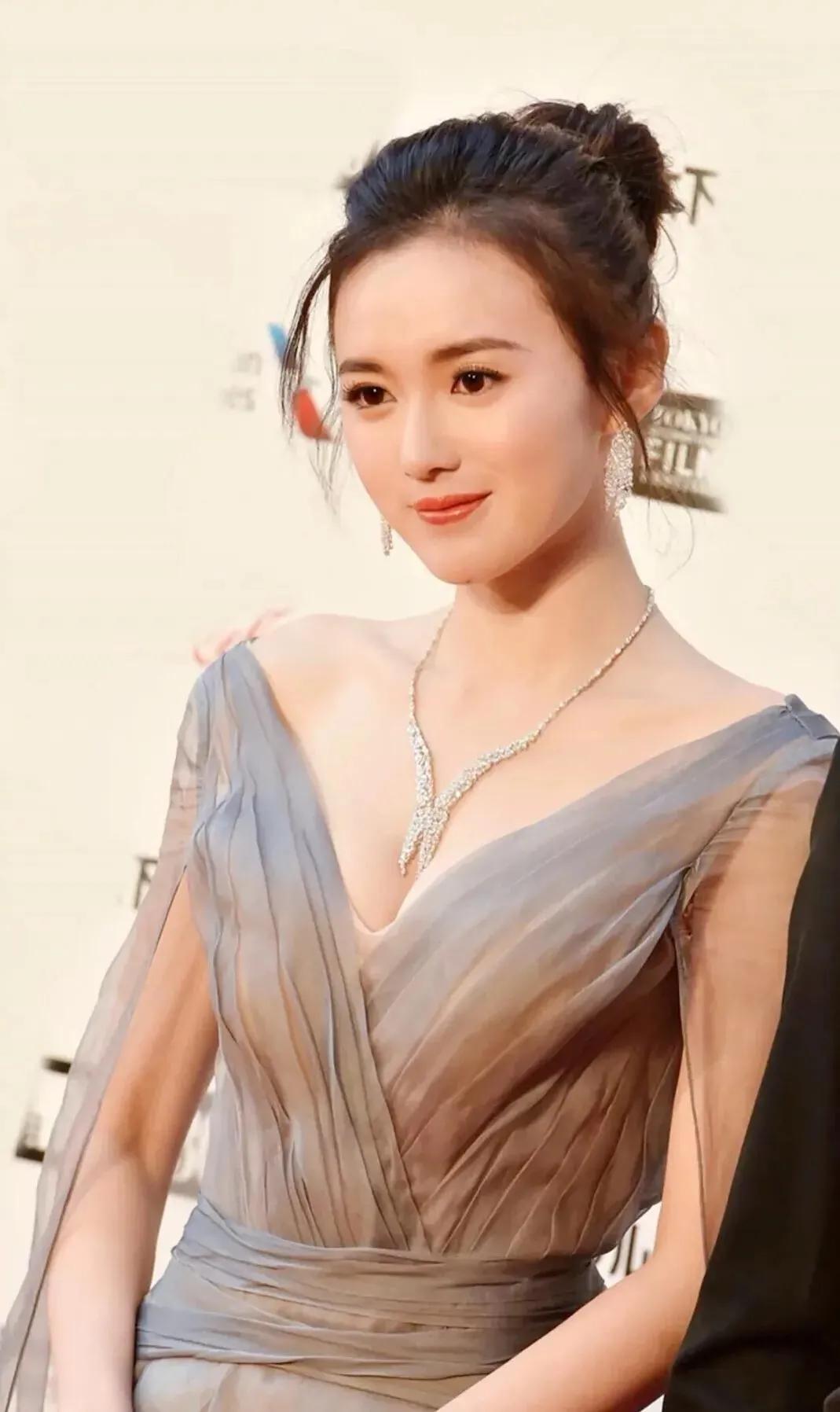 江铠同貌美如花，气质优雅