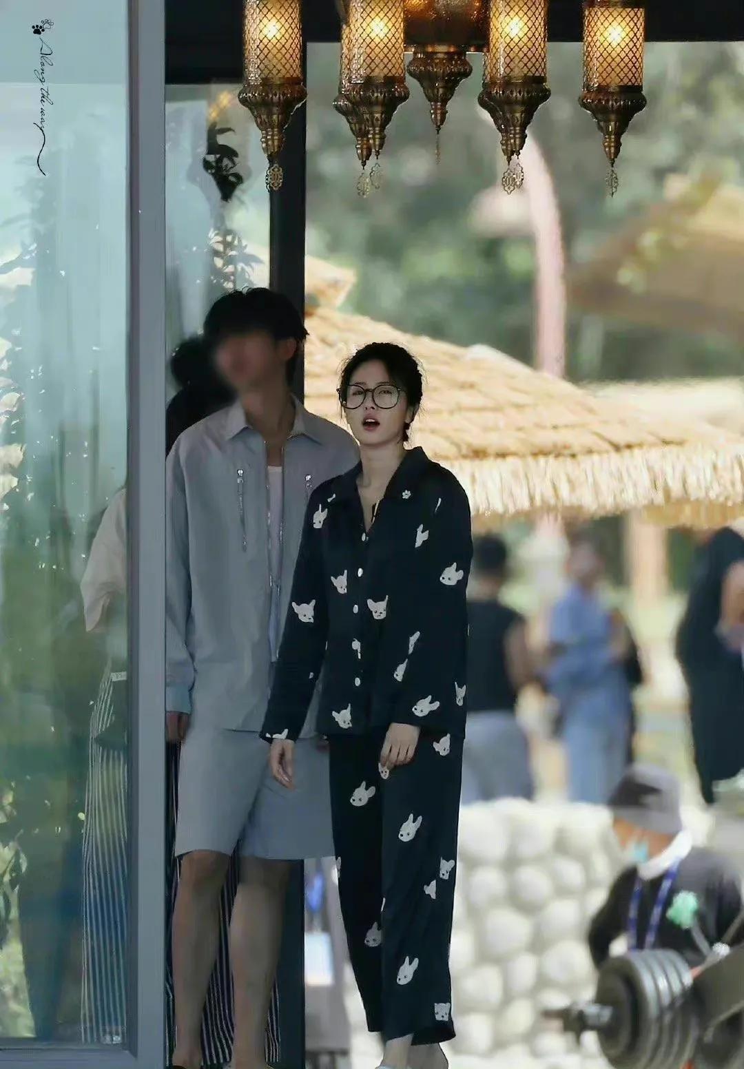 白鹿蔡徐坤睡衣造型，慵懒居家风格，睡意朦胧的样子好可爱