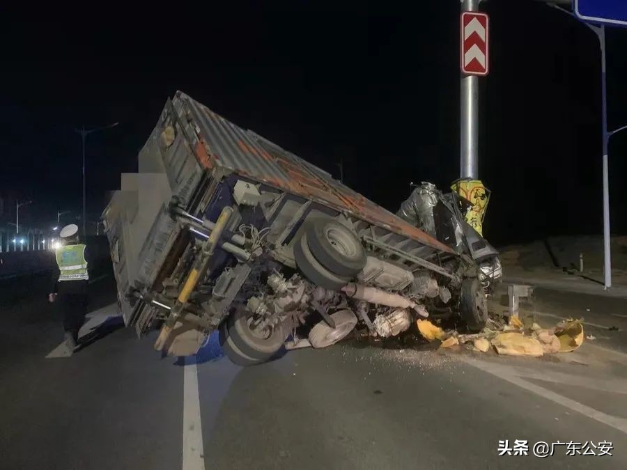 变道、急刹、加速……网约车司机隧道里危险驾驶，吓坏人！