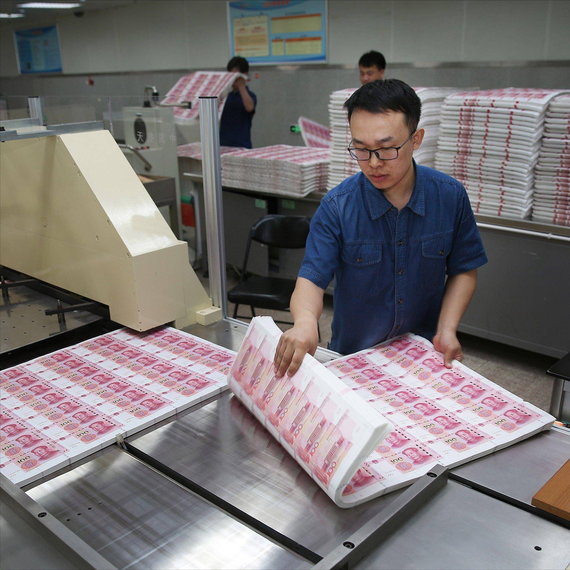 印钞厂一天印那么多钱,为何没人敢偷拿?看完印钞过程就明白了