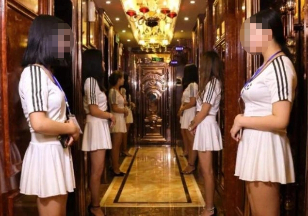 女大学生因想买7000元的裙子，到酒吧做兼职模特，最终结局如何？