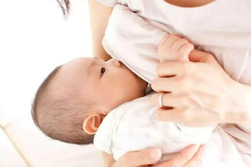 吃奶时宝宝为什么喜欢对妈妈“动手动脚”？原来是宝宝在传达信息