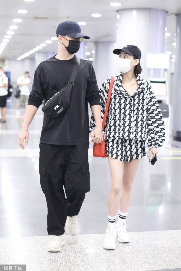 窦骁何超莲现身首都机场 两人十指紧扣甜蜜恩爱