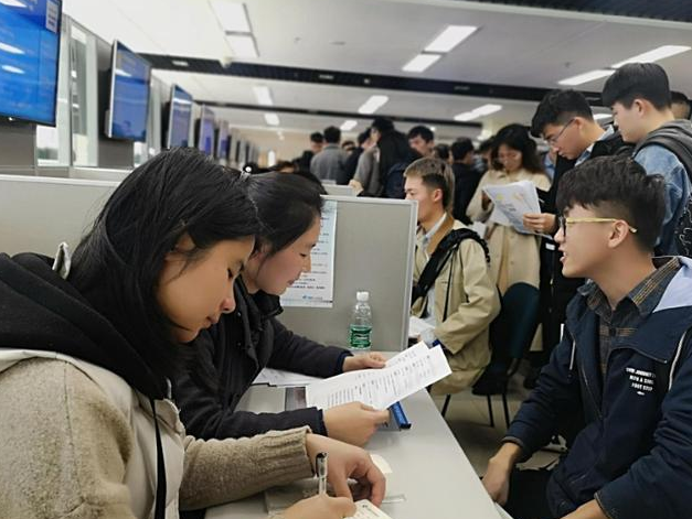 会计应届生“就业难”，初入职场工资只有2000多，如何摆脱困境？