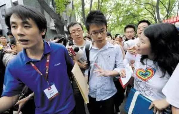 2009年，何川洋裸分全市第一，父亲为加分篡改民族，北大直接拒录