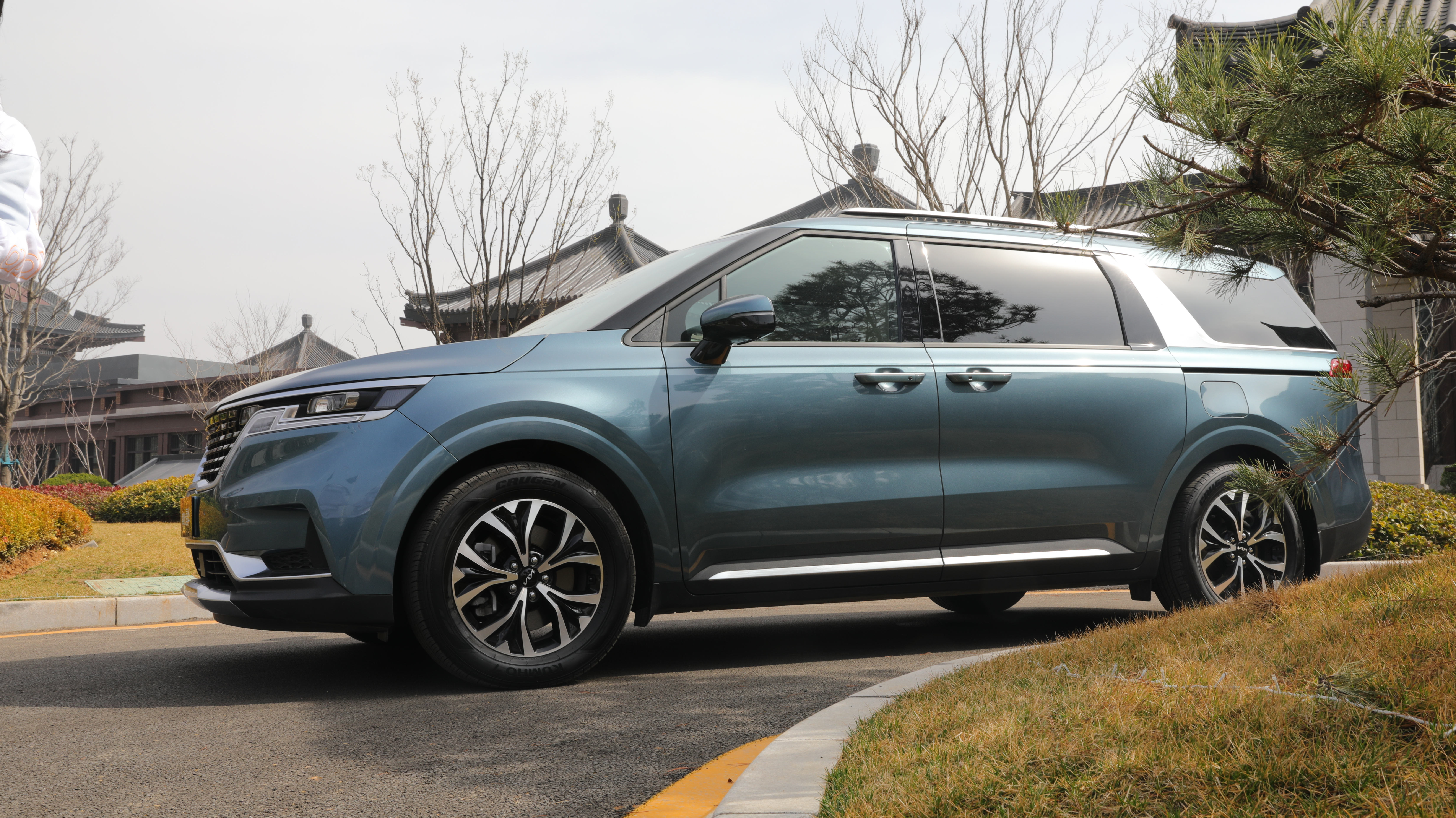 车长超5.1米,标配2.0t,28.89万起的大7座mpv起亚嘉华实力