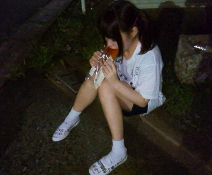 天藤湘子出生于1968年,父亲是当地黑帮首领,还有其他生意.