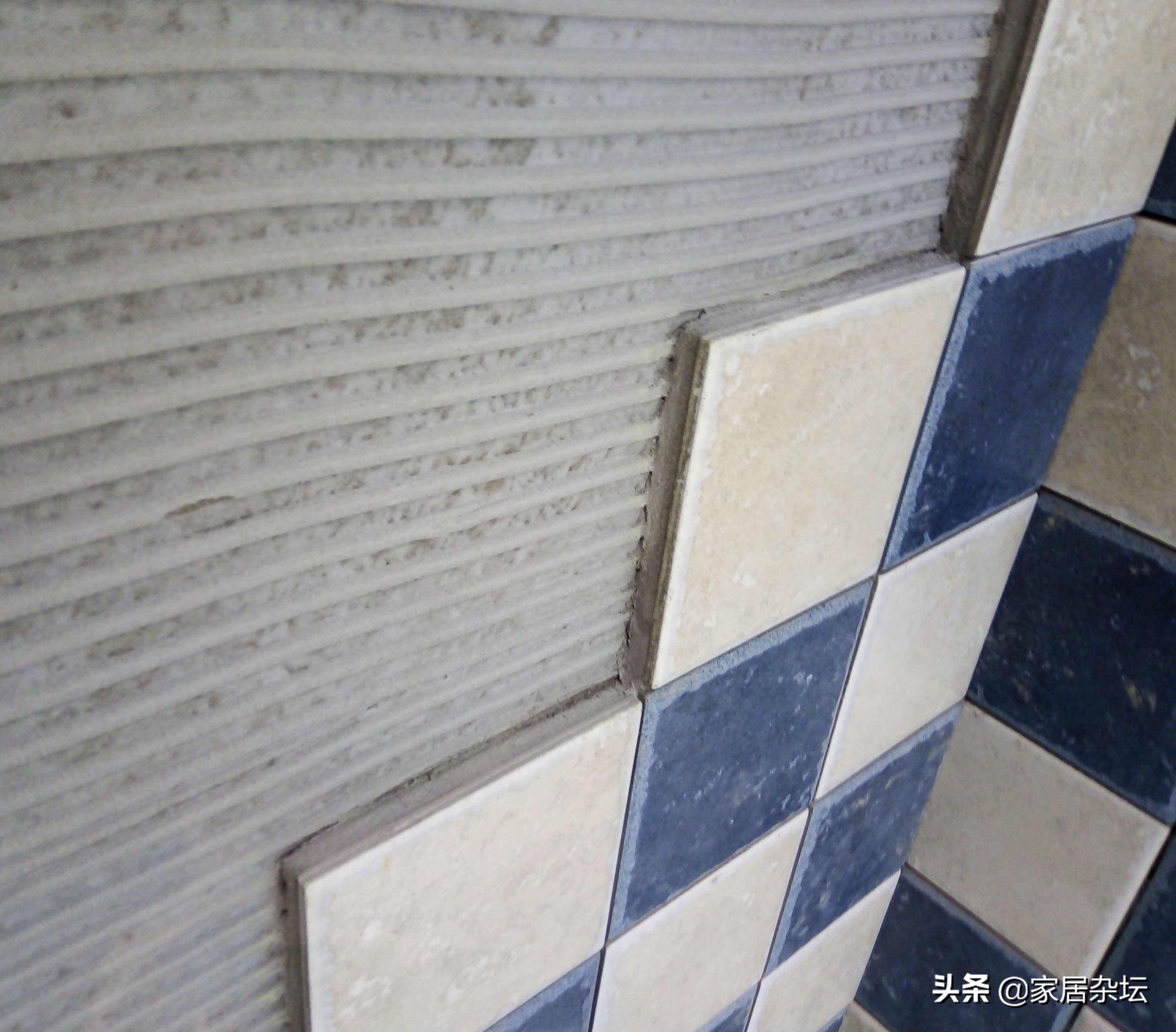 家里装修贴墙砖，担心瓷砖脱落，方法很重要，这3步要做对