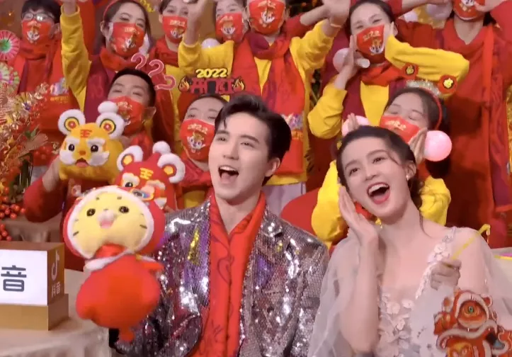 baby离婚后首次公开亮相,登上卫视春晚,事业心强挑战做主持人