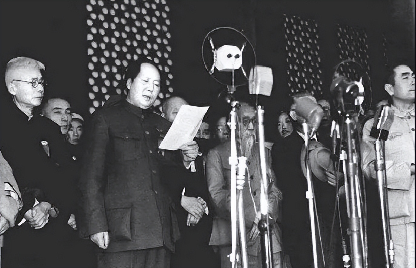 1961年，刘少奇参观毛泽东故居，盯着门匾说：这个字不妥