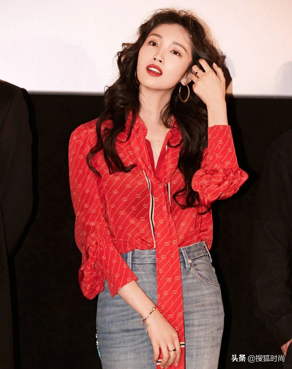 王紫璇《野蔷薇》造型好惊艳，复古卷发又美又飒，甜美帅气两不误