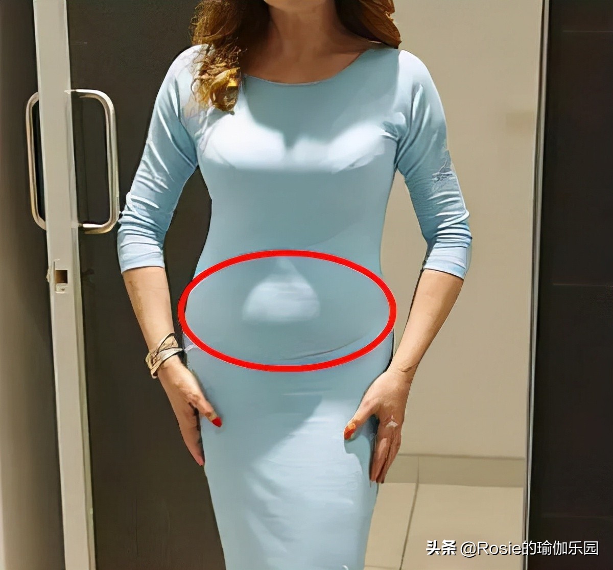 邓家佳长腿细腰性感迷人，如何抹平突出小腹，解锁同款S曲线？