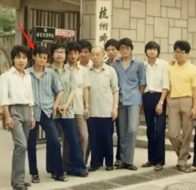 “马云雕像”走红，只因出现在杭师大的废物堆中，拍摄者给出解释