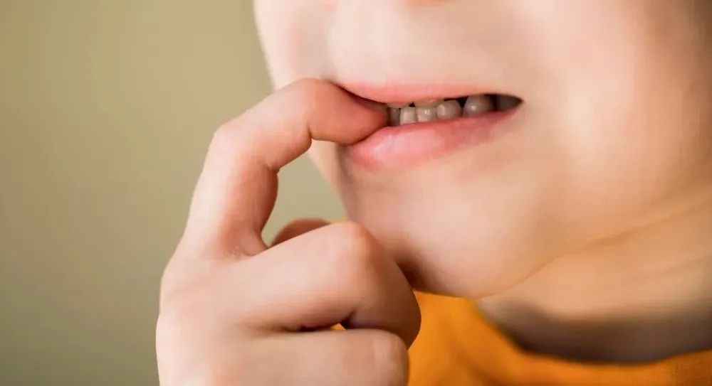 从小「咬指甲」的孩子,长大后会有什么问题?警惕3种情况