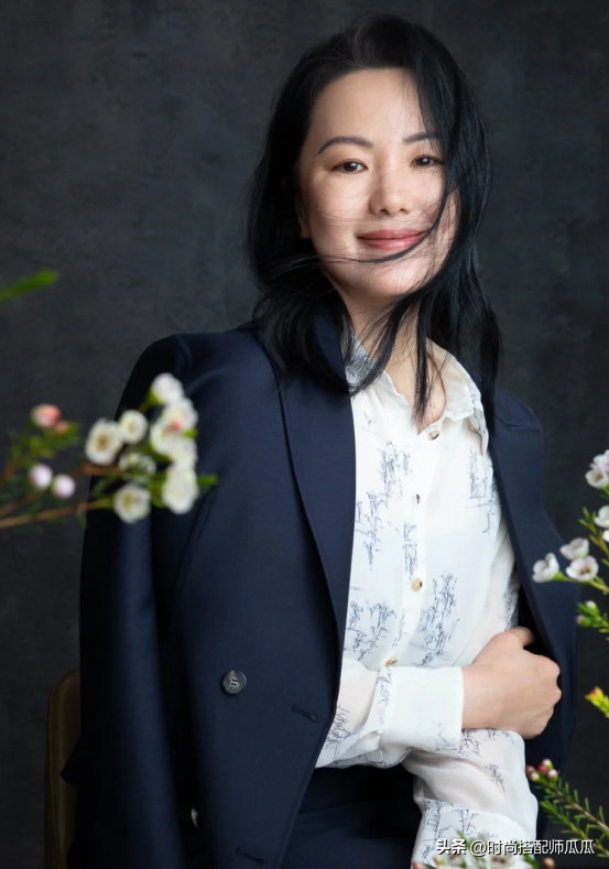 看了52岁咏梅，我才明白什么叫美得真实不做作！堪称中年女人典范