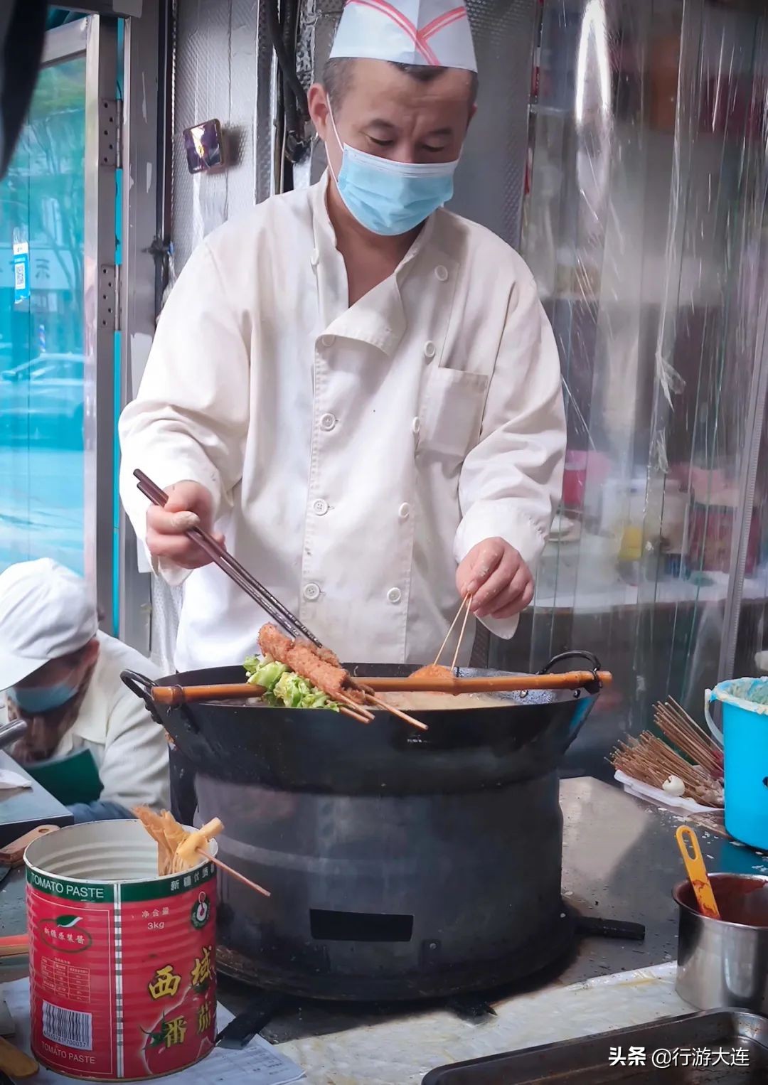 藏不住了！那些巷子里的美味人生，被悄悄地穿成了串