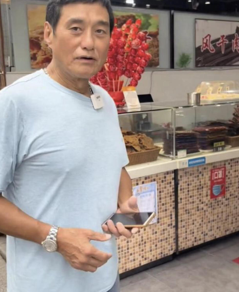 TVB御用恶人一日三餐只用10元引热议，与儿子过生日被嘲太寒酸