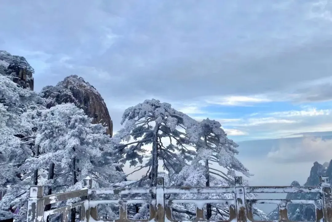 黄山：一日冬雪，半日晴空