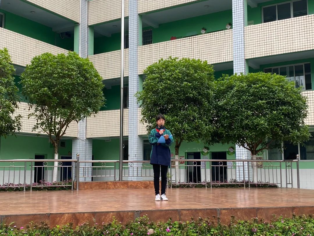 四川天府新区永兴小学举行“美好生活 劳动创造”主题升旗仪式