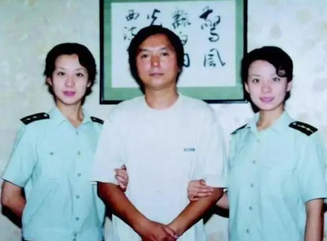 当年在阅兵仪式上“红遍中国”的双胞胎姐妹花，后来怎么样了？